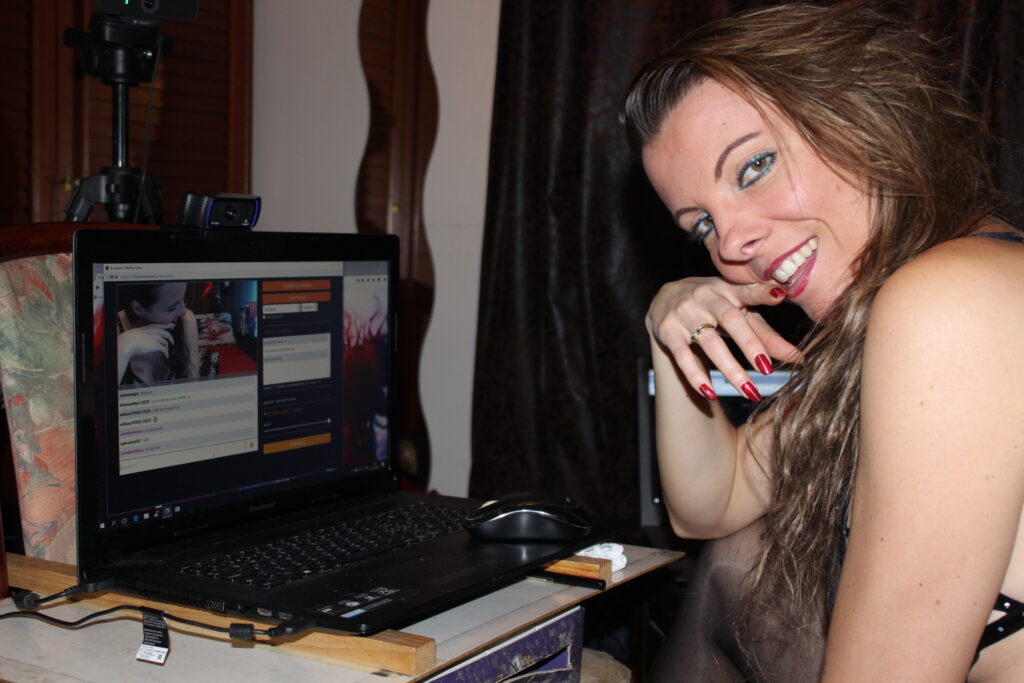 webcam live show caroline